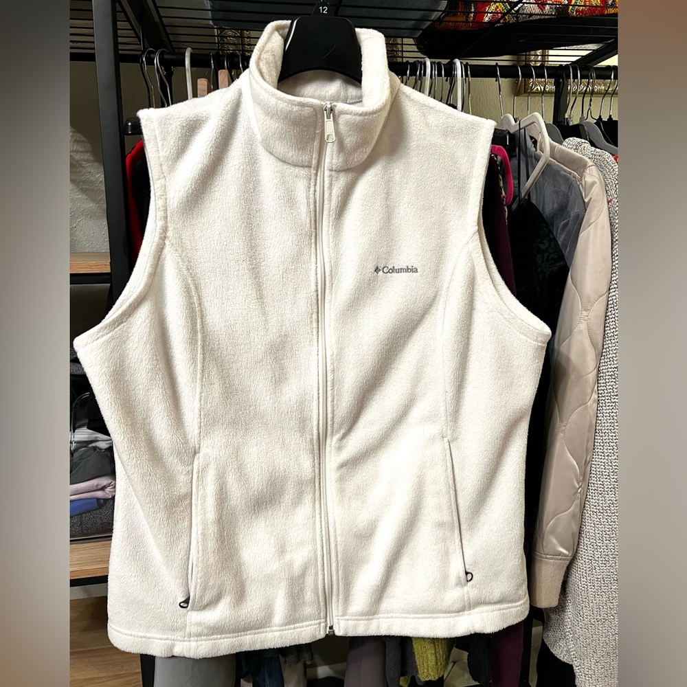 Columbia vest for women in lightweight fleece. Good, used condition. XL
